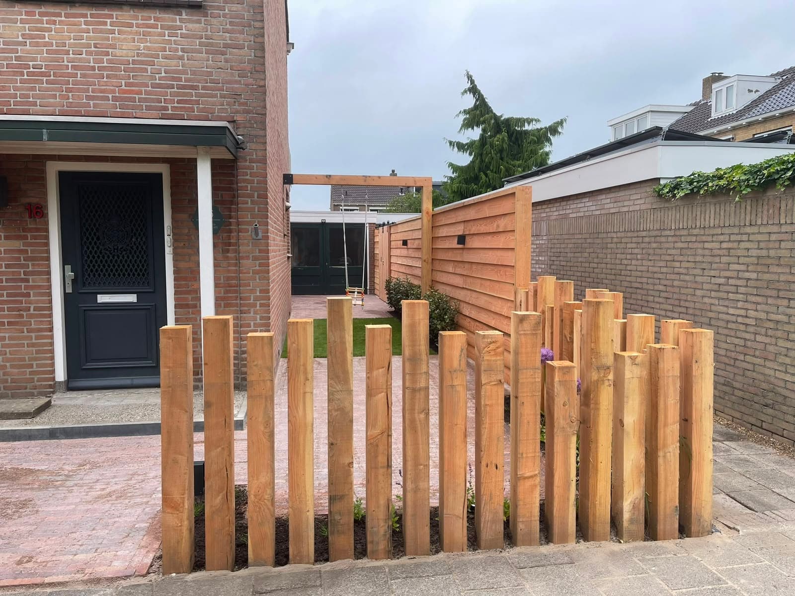 Oprit met klinkerbestrating voor een woning