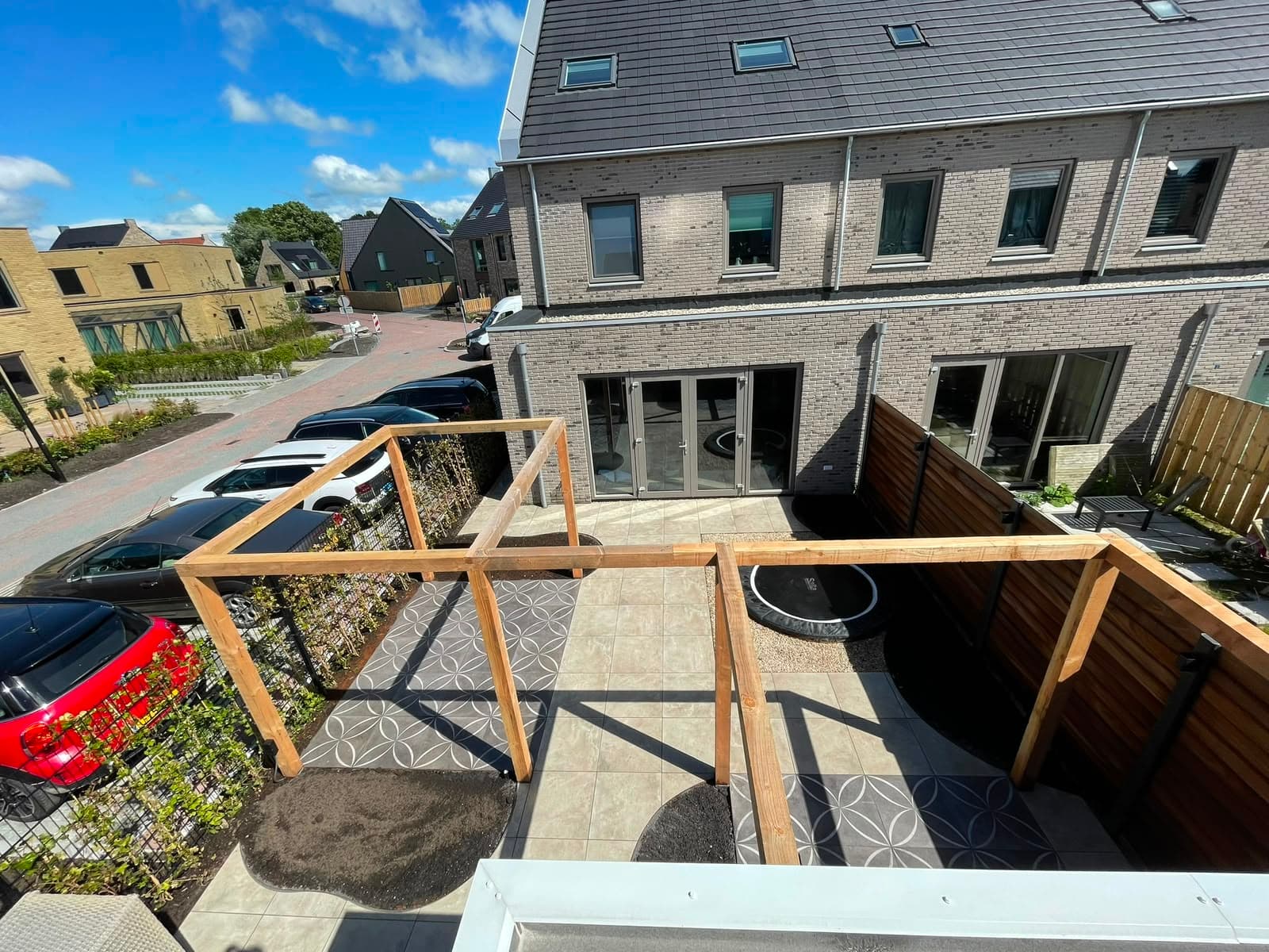 Terras met decoratieve sierbetontegels